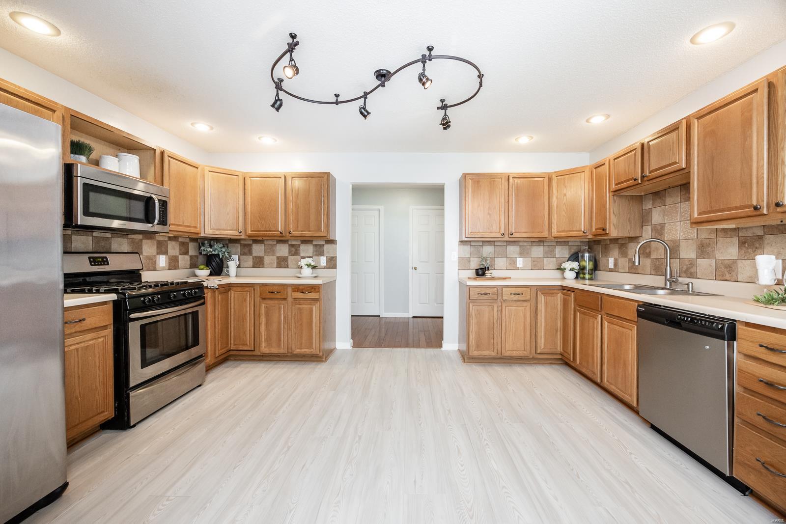 916 Mayfair Dr.