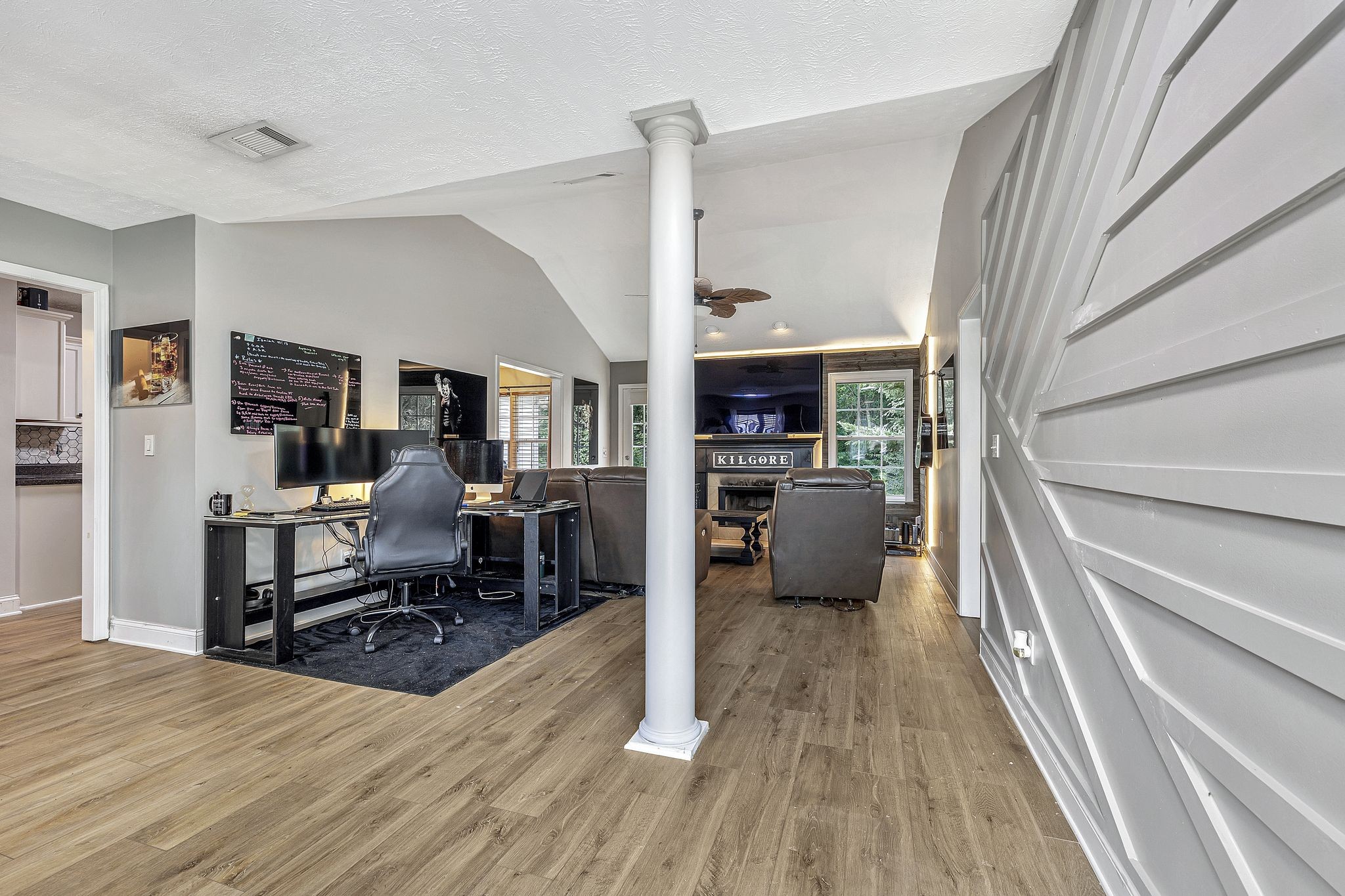 2122 Burgess Ln