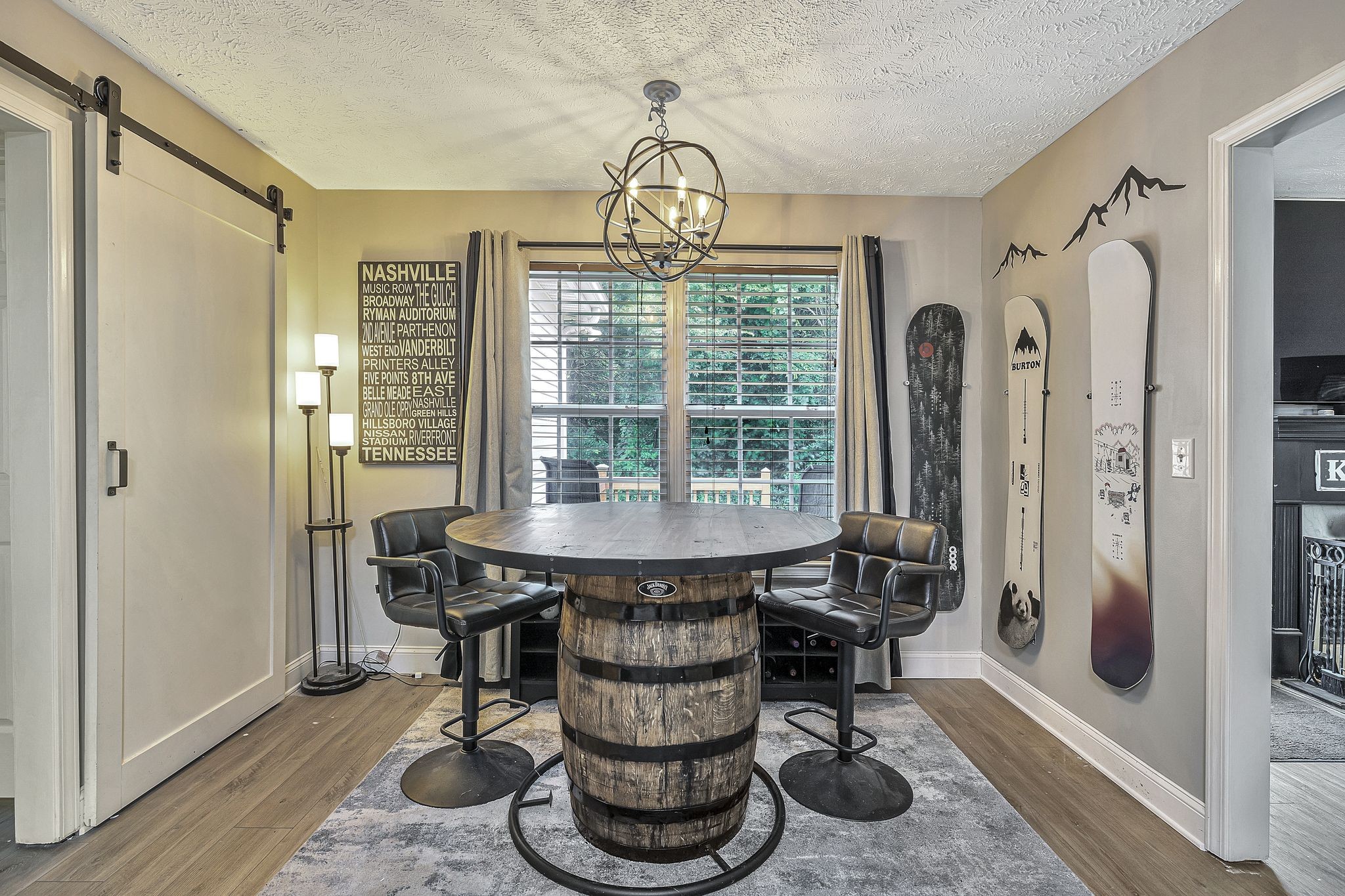 2122 Burgess Ln