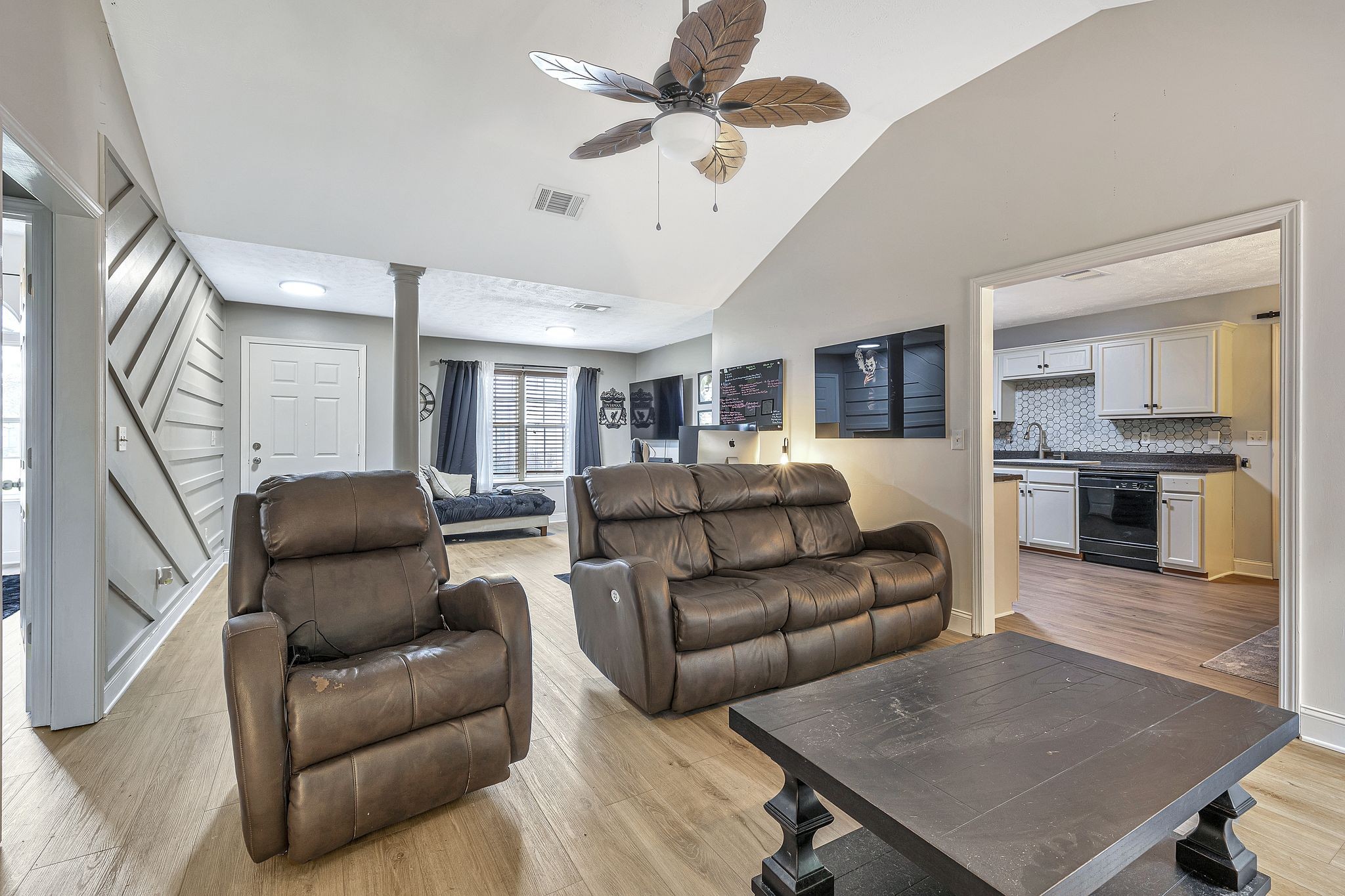 2122 Burgess Ln