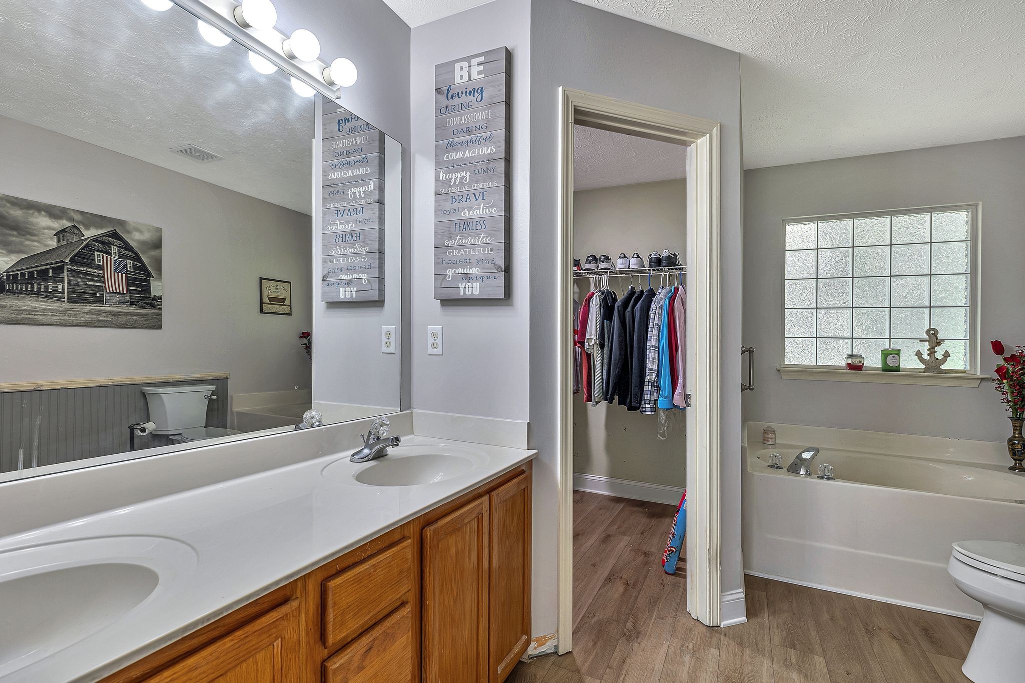 2122 Burgess Ln