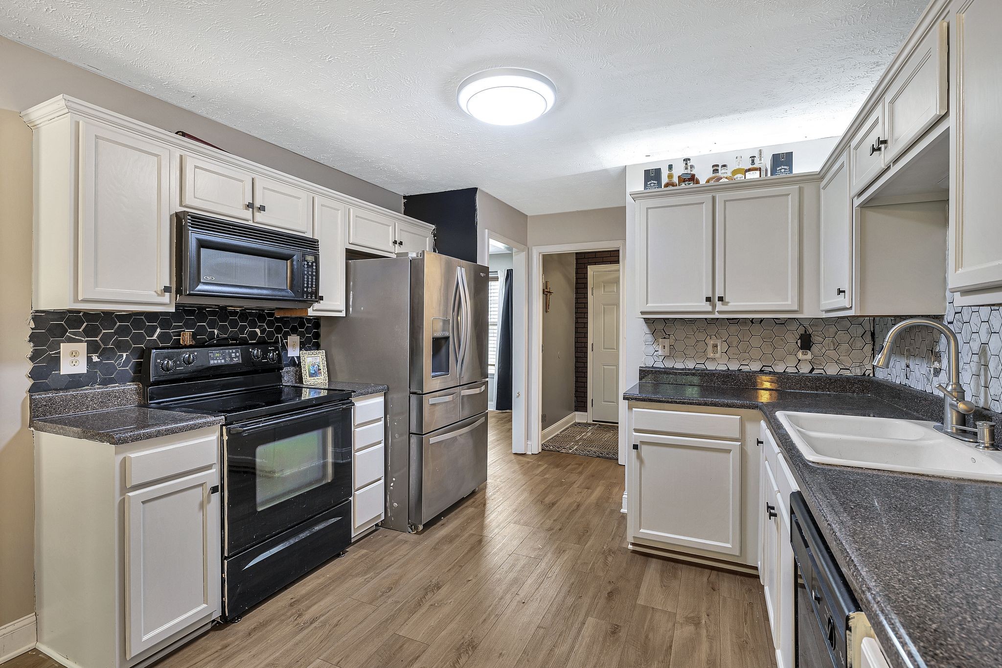 2122 Burgess Ln