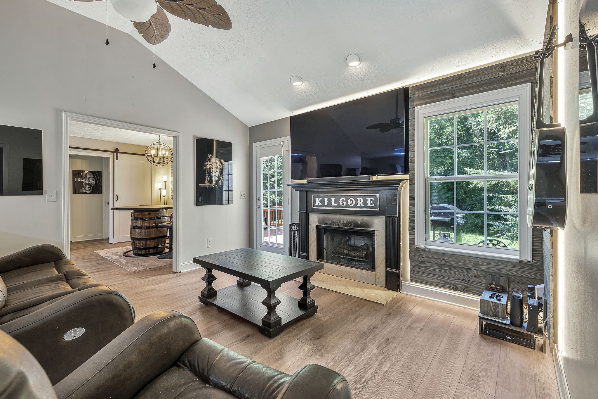 2122 Burgess Ln