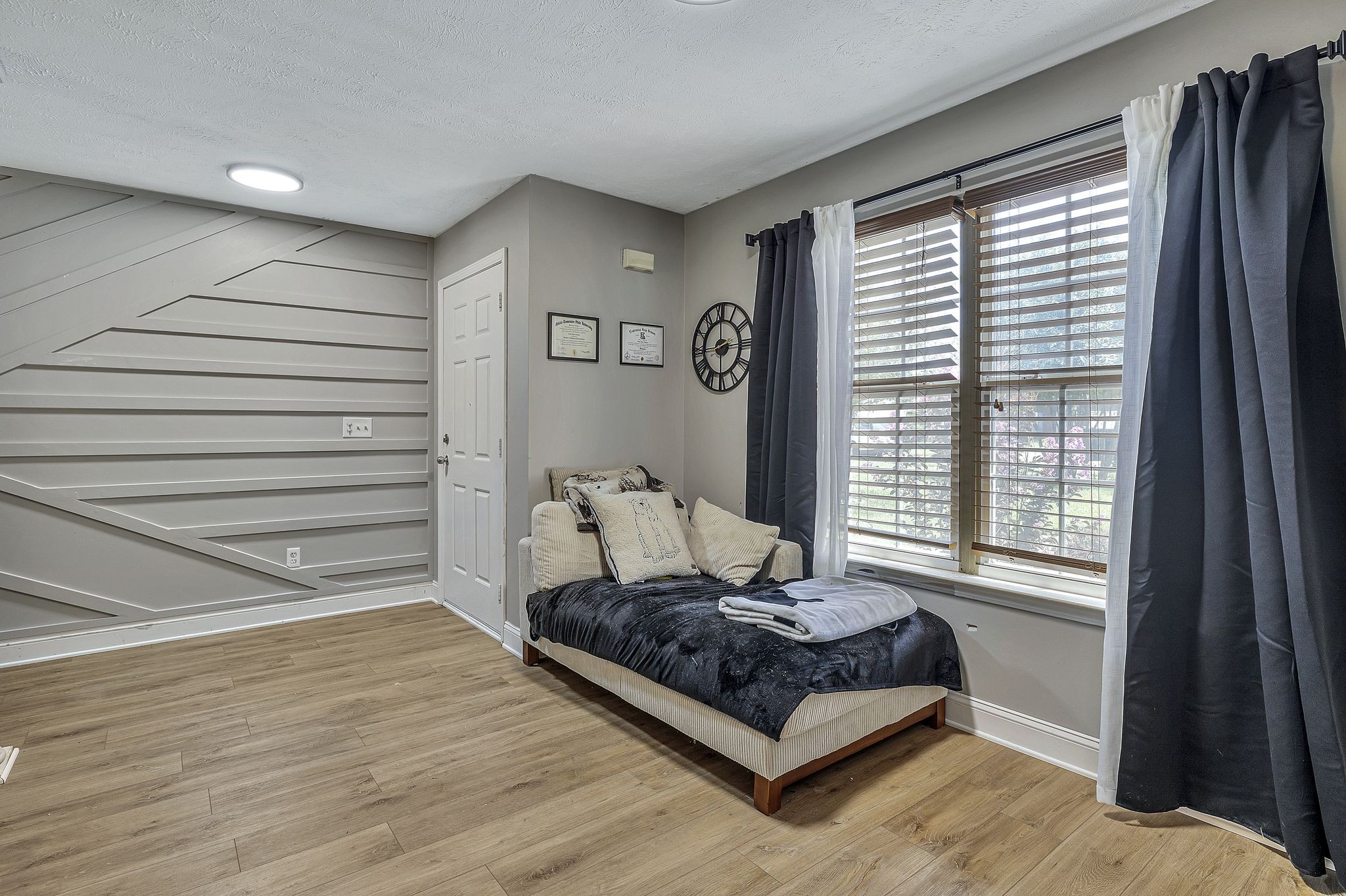 2122 Burgess Ln