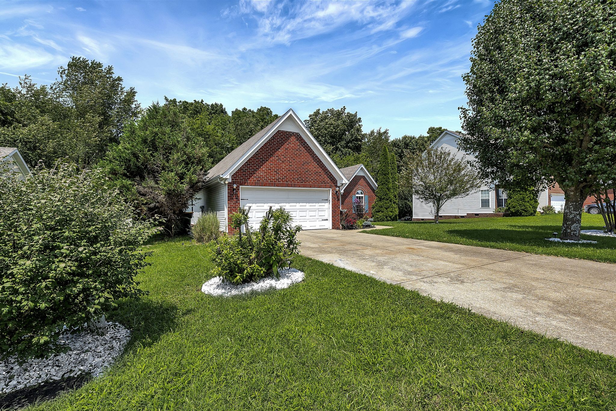 2122 Burgess Ln