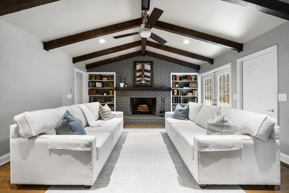 107 Century Oak Dr