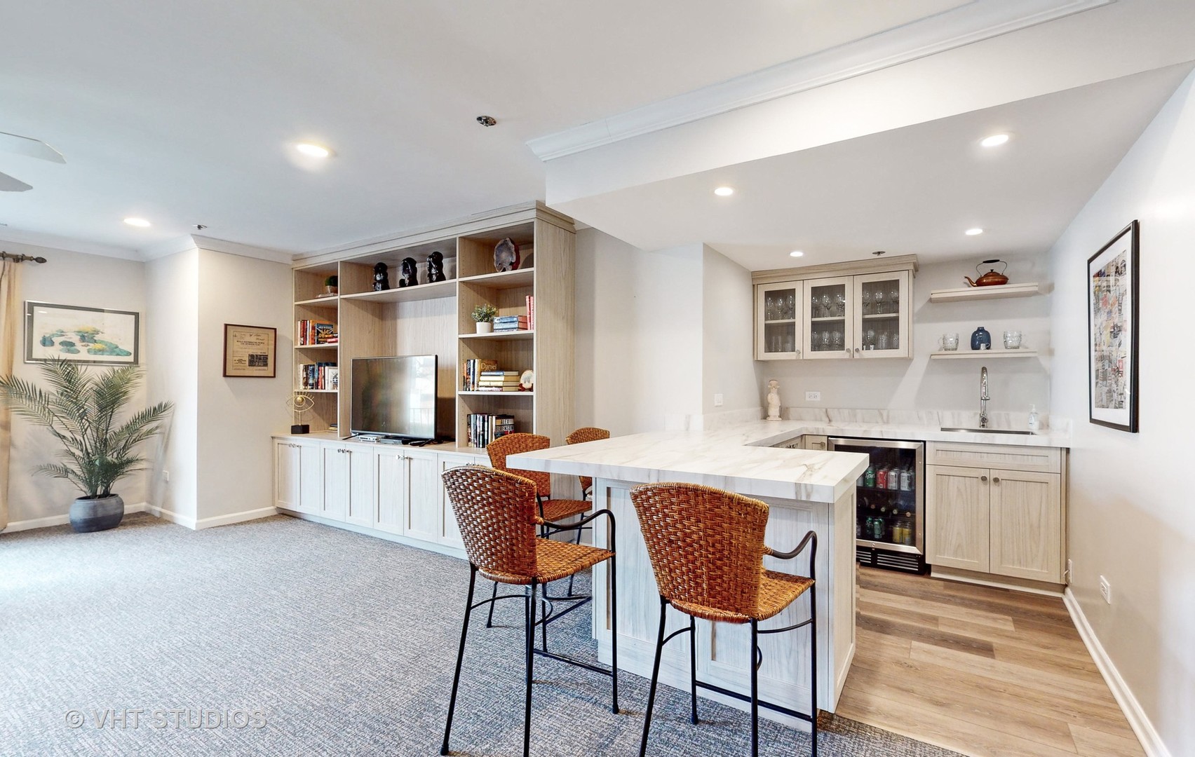1230 N Western Avenue Unit: 201