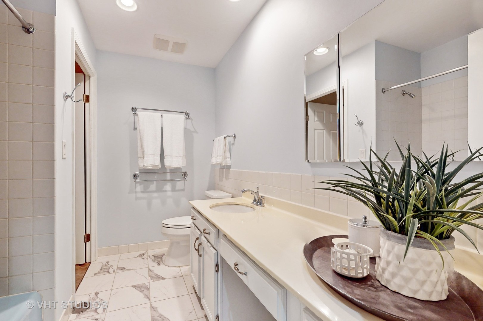 1230 N Western Avenue Unit: 201