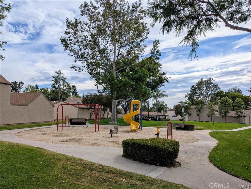 2902 Parkwood Court
