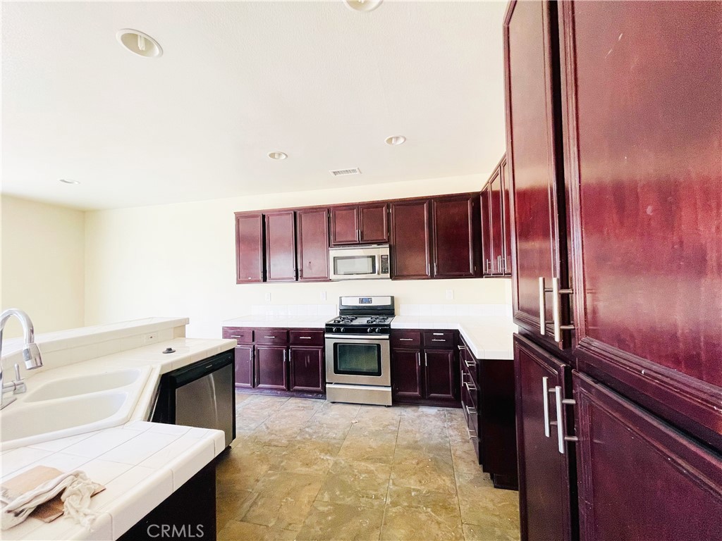 3141 E Avenue J14