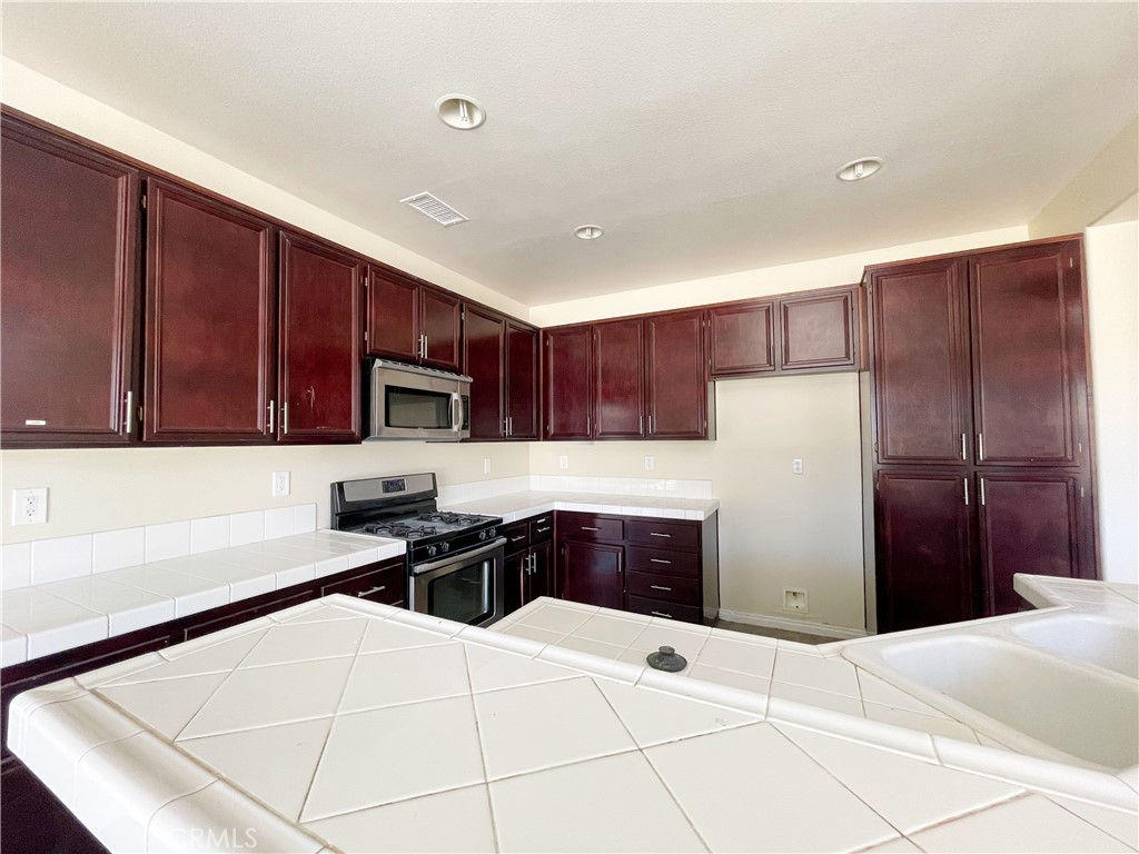 3141 E Avenue J14