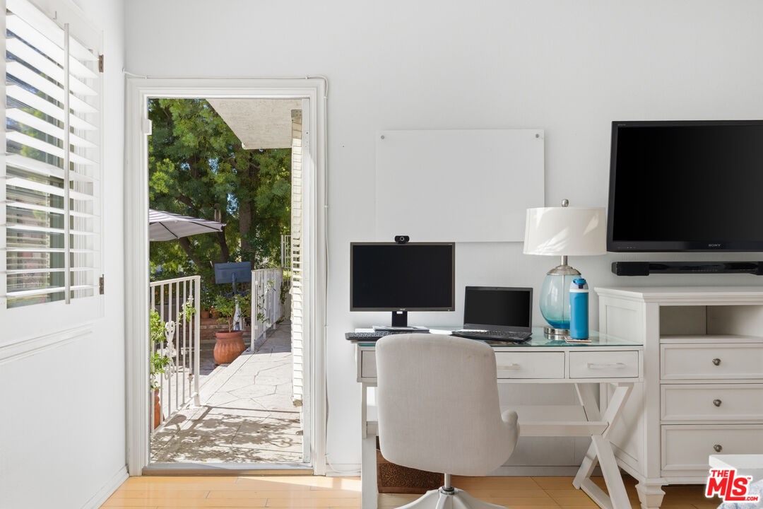 4401 Moorpark Way Unit: 109