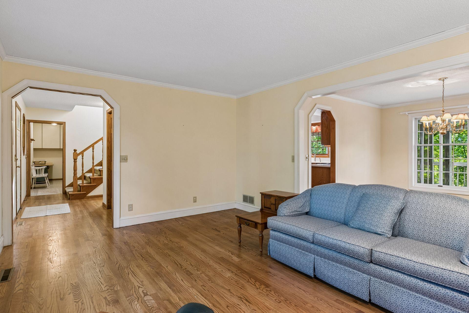 303 Hazel Street W