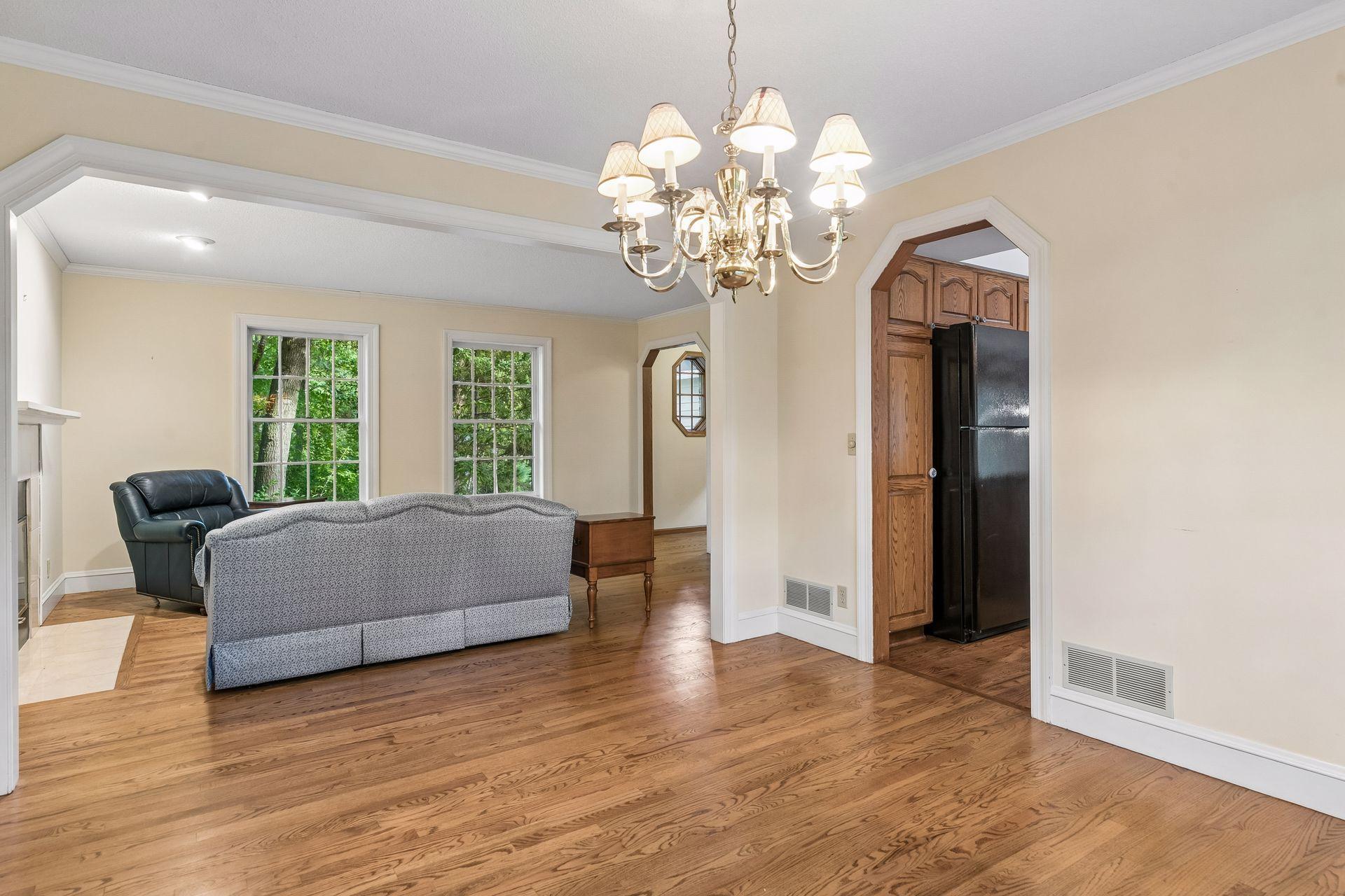 303 Hazel Street W