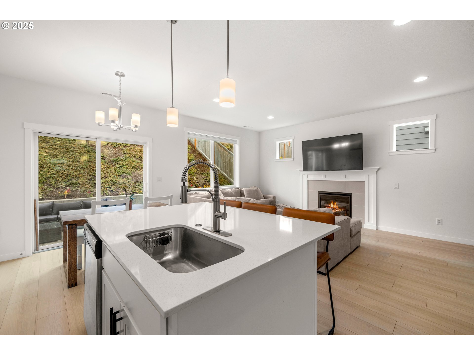 317 E BARBARAS WAY