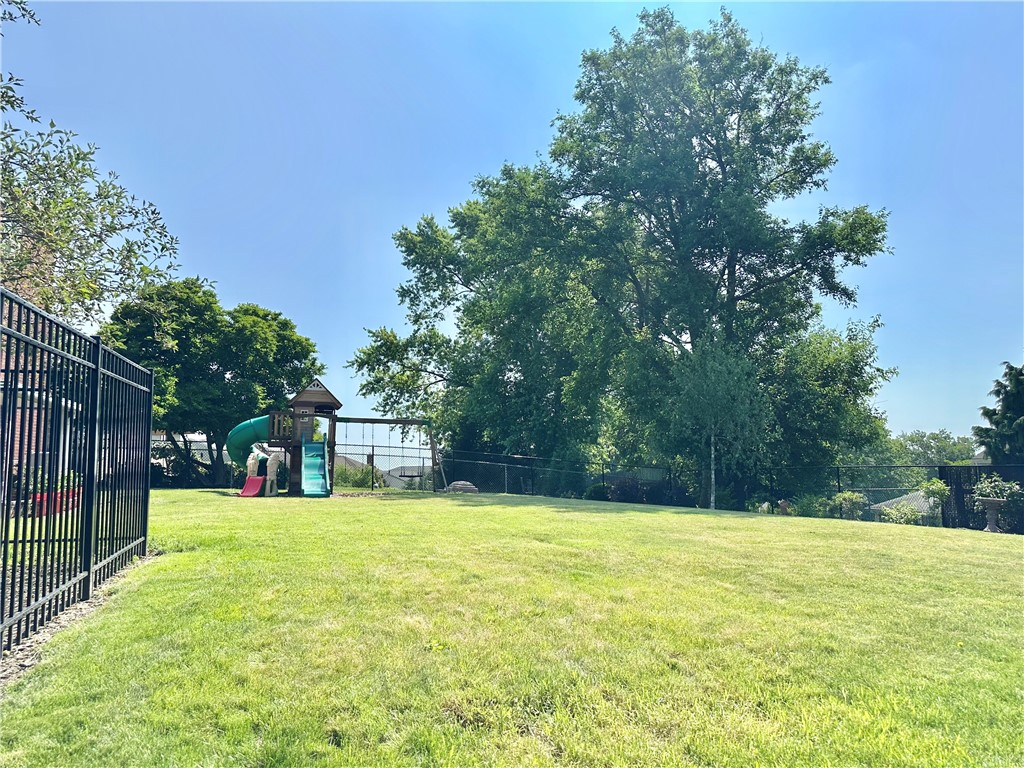 2467 Broadlawn Dr