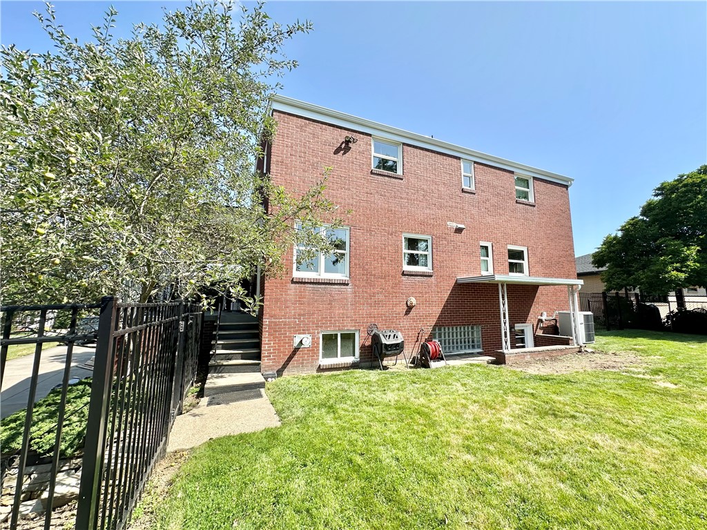 2467 Broadlawn Dr
