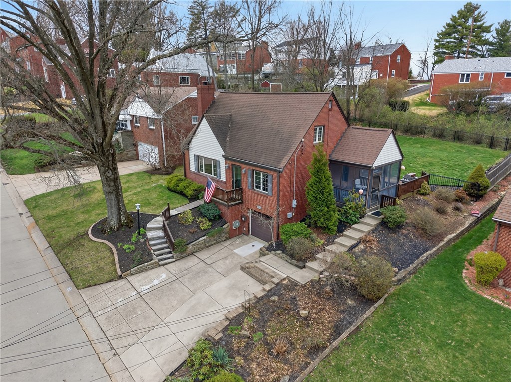 832 Ella St