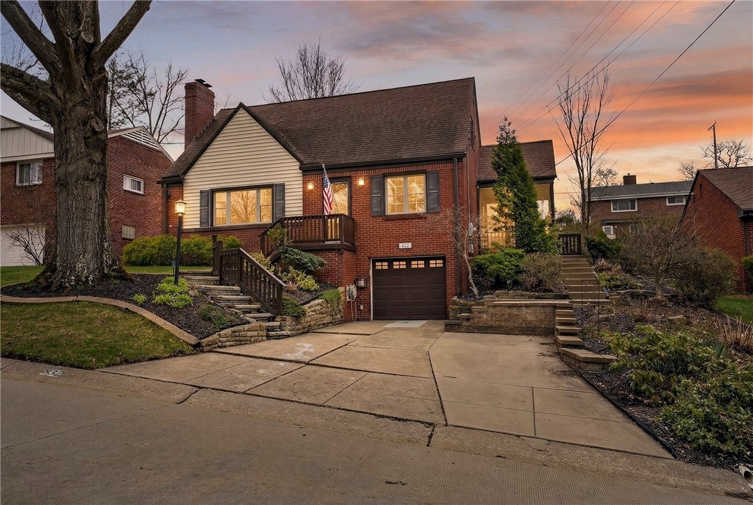 832 Ella St