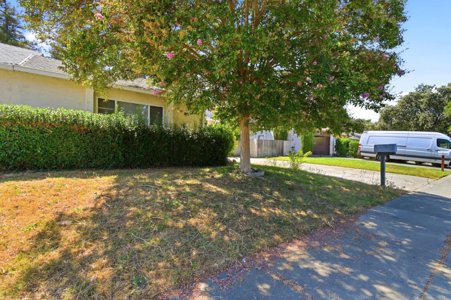 1122 Hartford PL