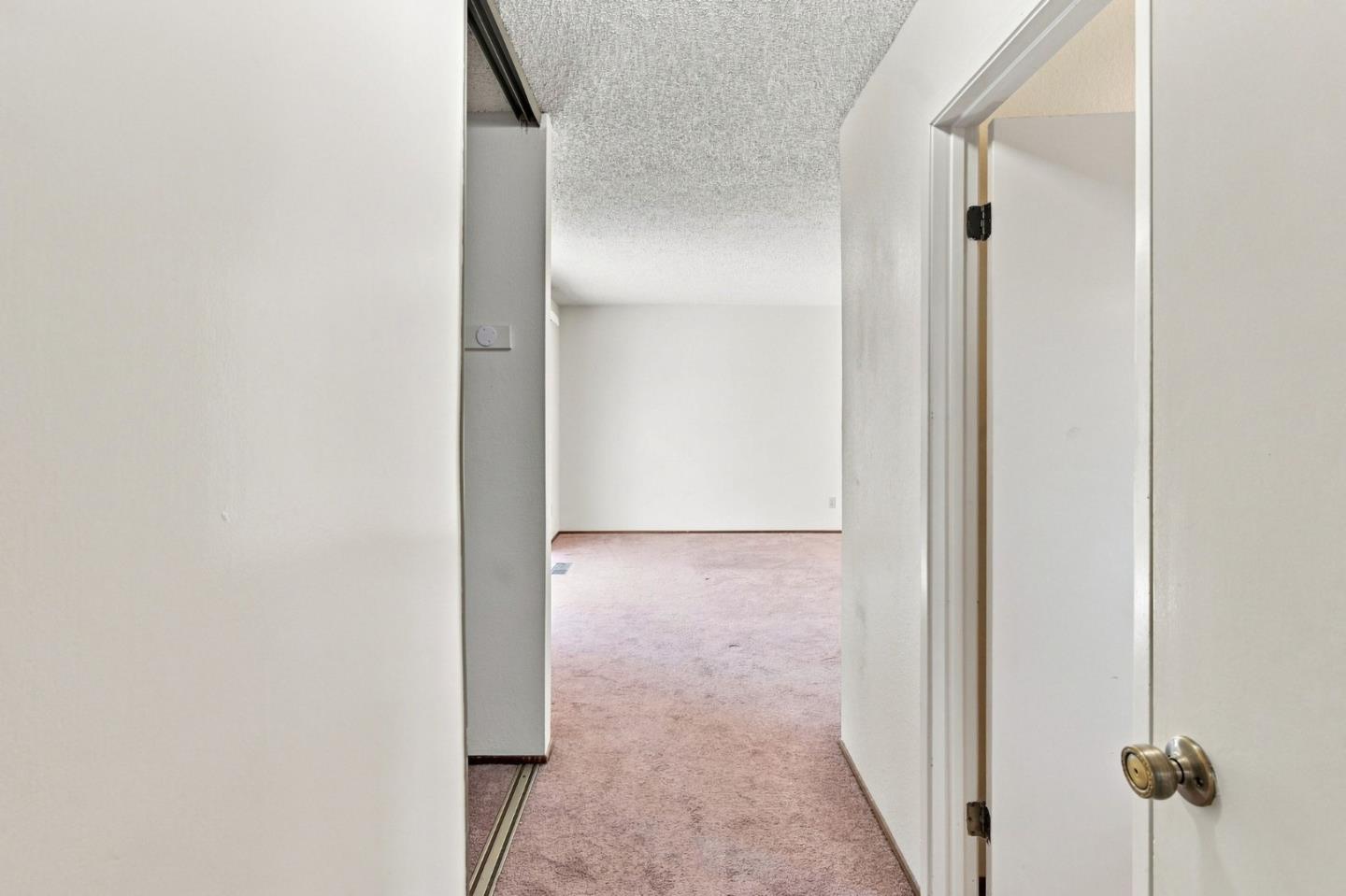 1122 Hartford PL