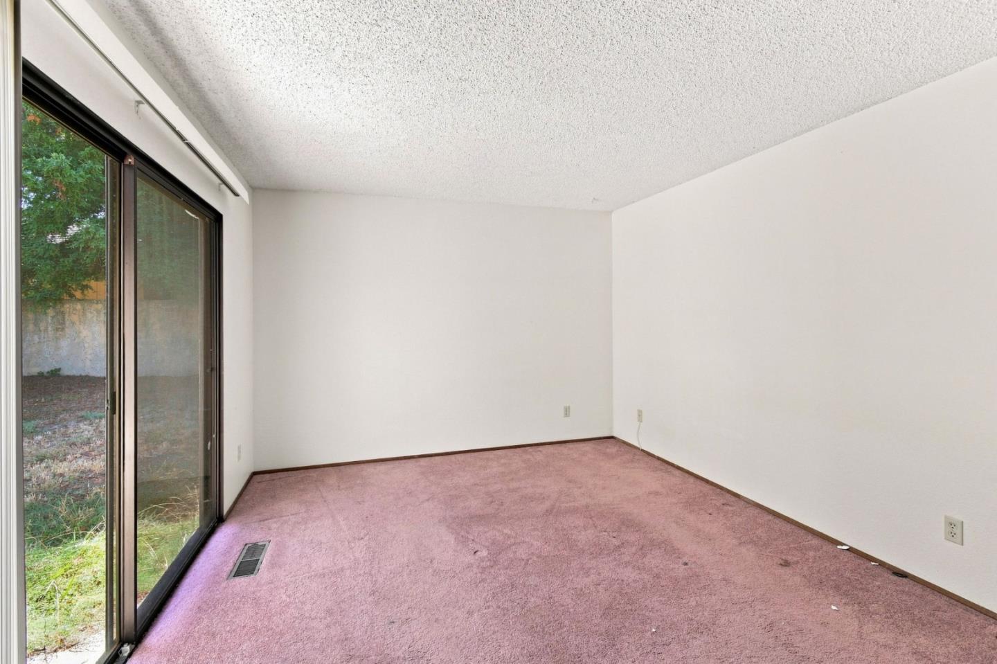 1122 Hartford PL