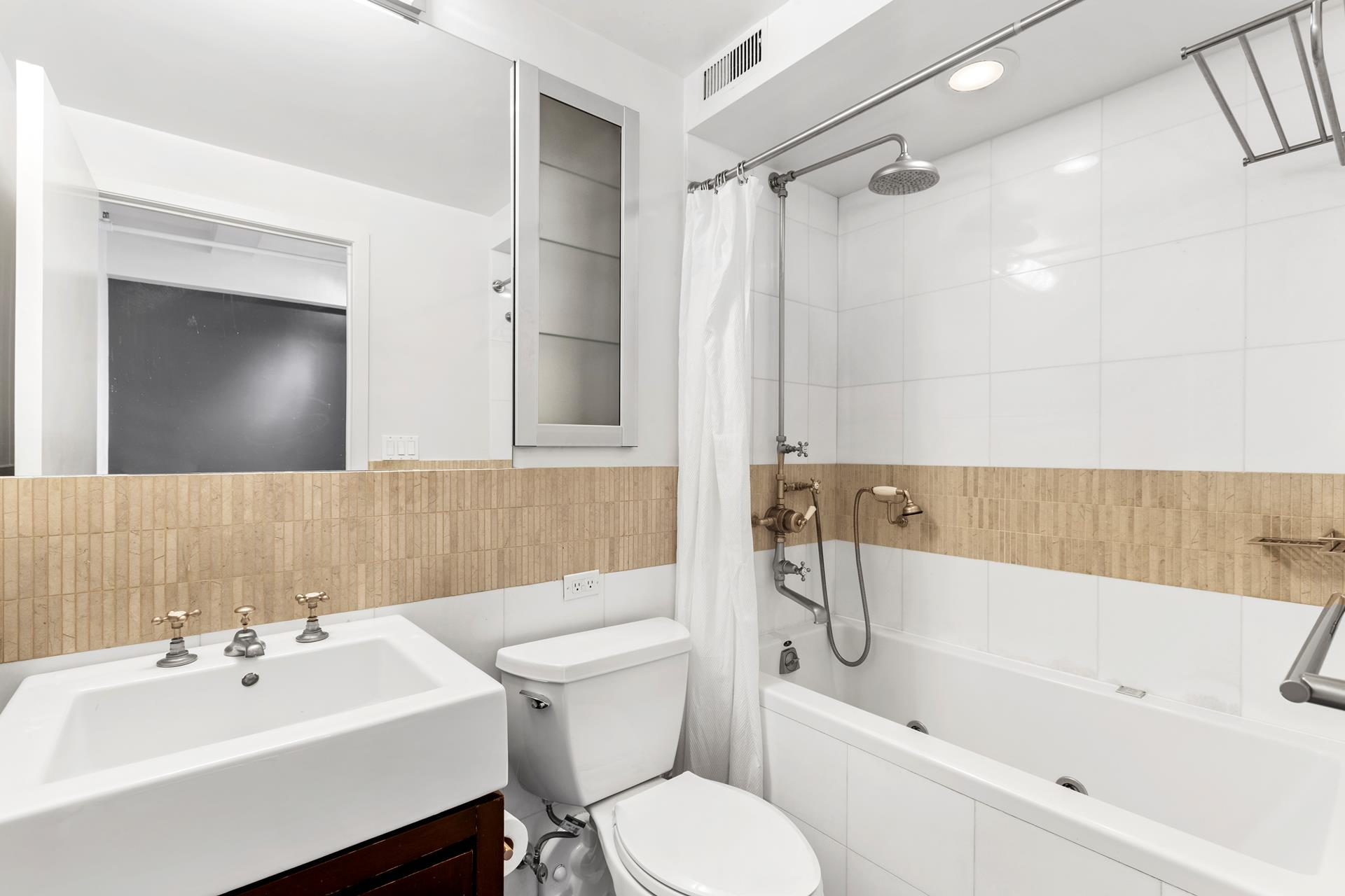 14 E 4TH Street 1111