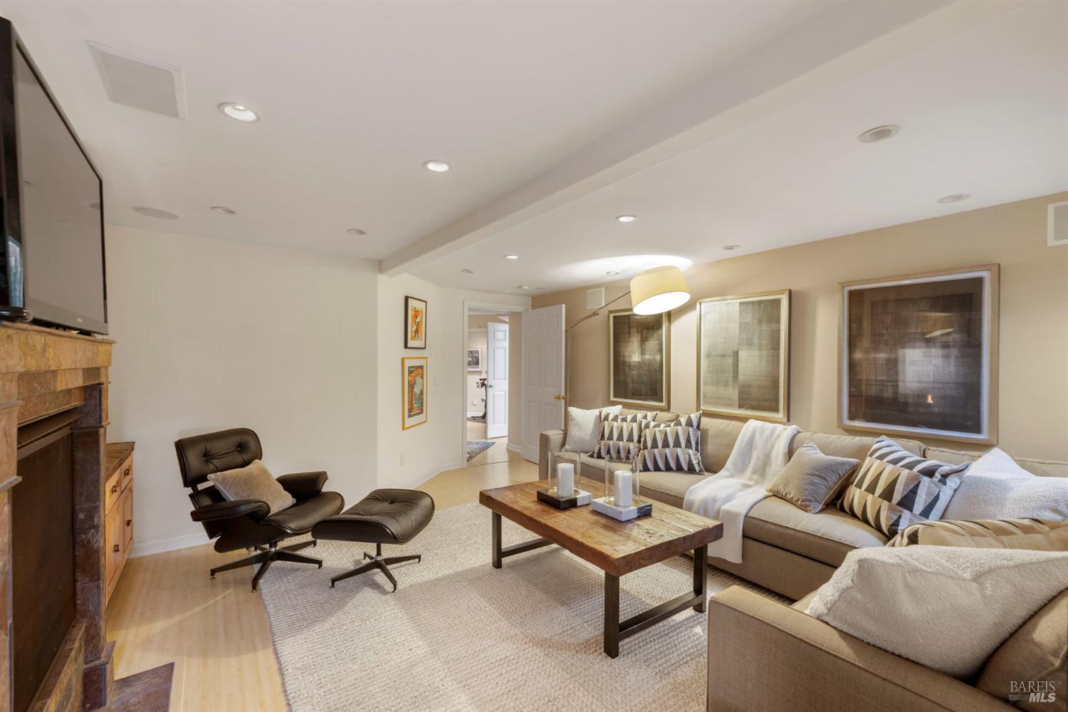 2563 Laguna Road
