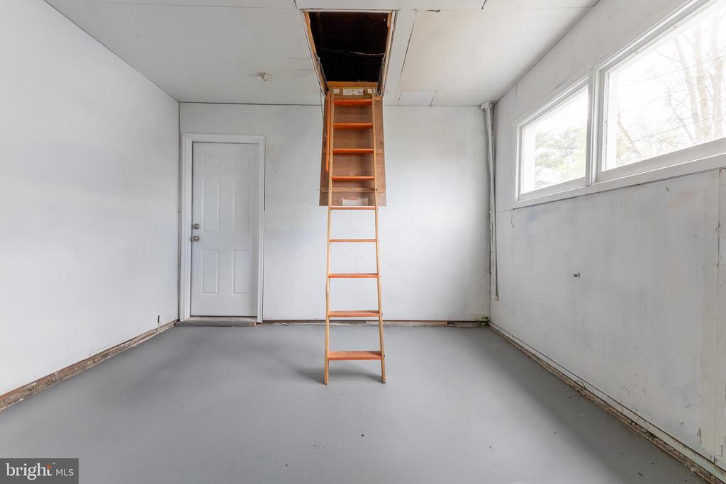 8 BUXMONT LANE