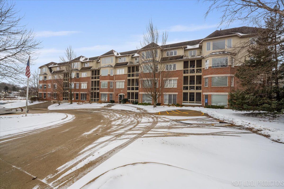 100 N River Lane Unit: 203