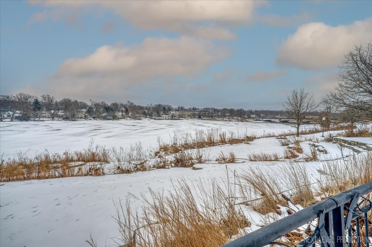 100 N River Lane Unit: 203