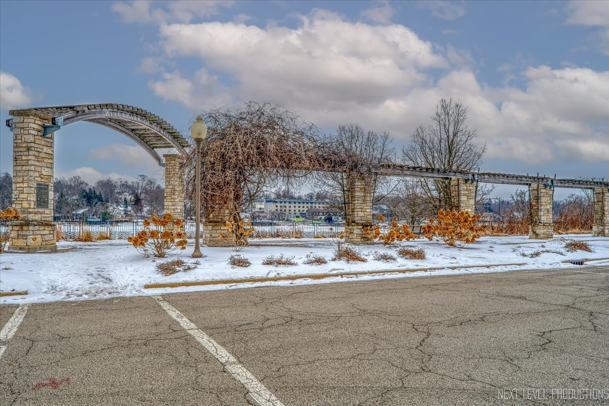 100 N River Lane Unit: 203