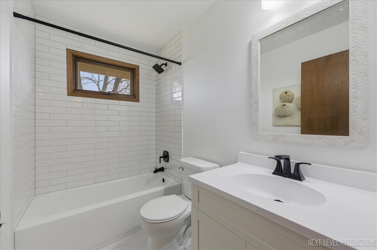 2S161 Continental Drive