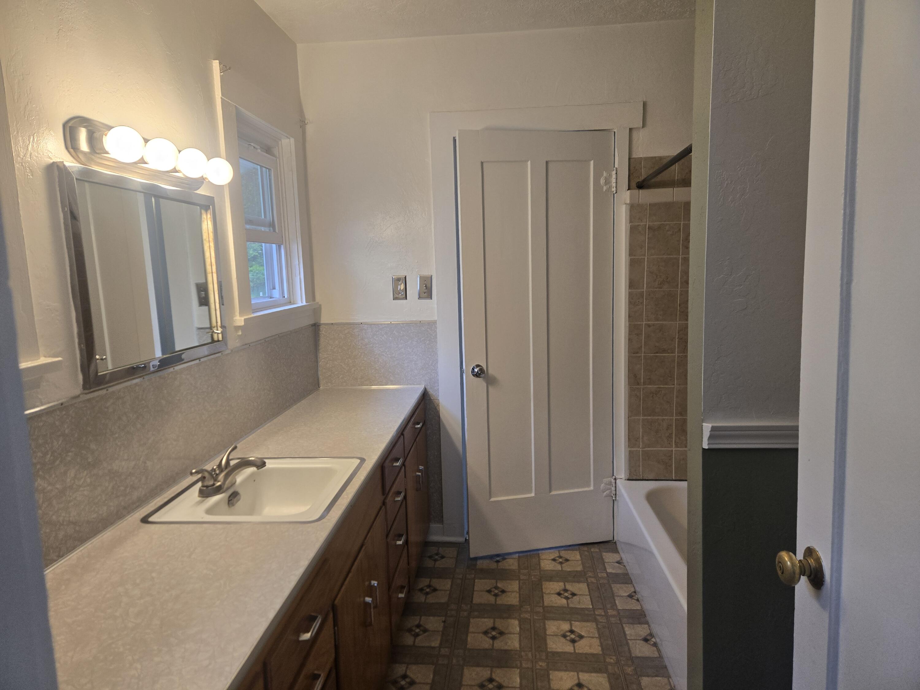 5506 Dunsmuir Avenue