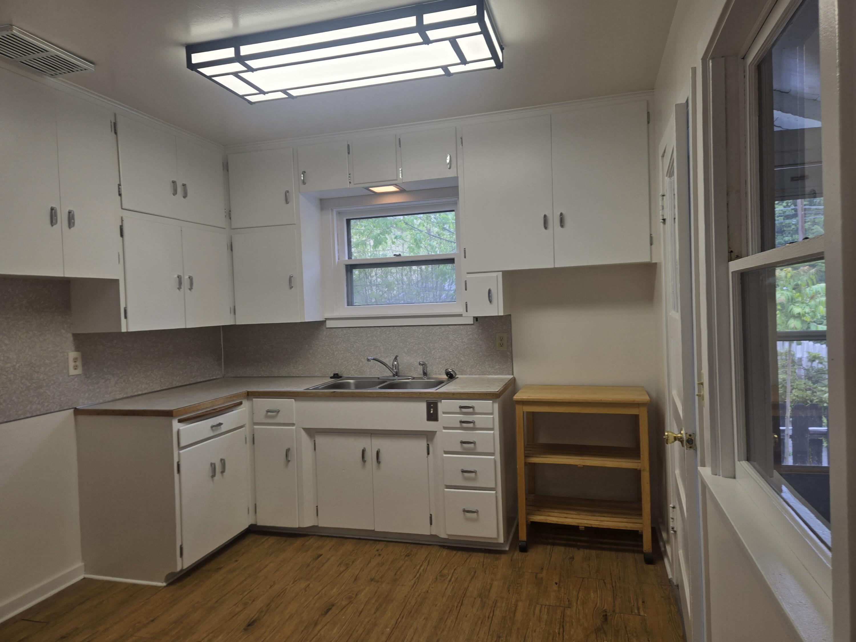 5506 Dunsmuir Avenue