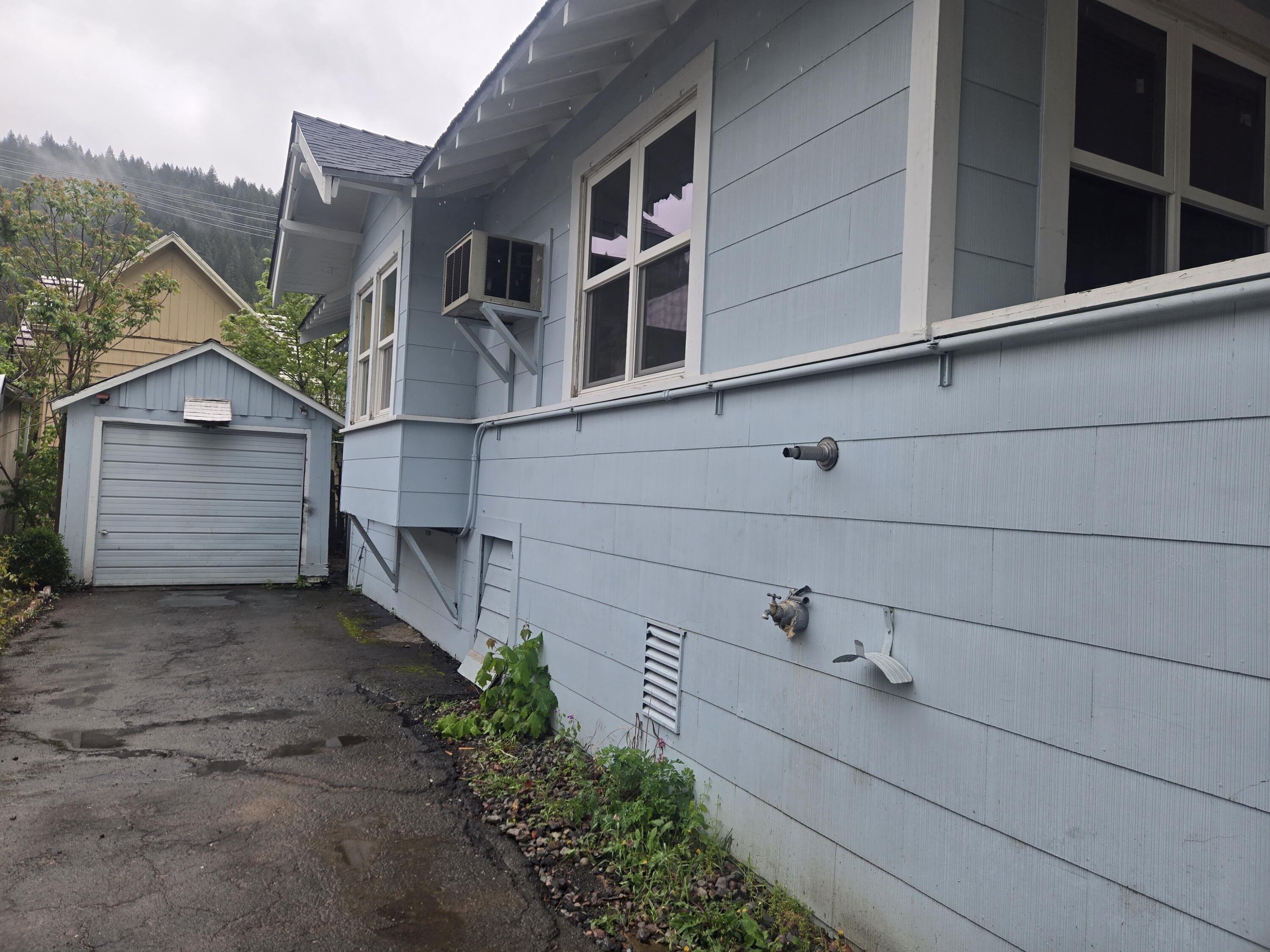 5506 Dunsmuir Avenue