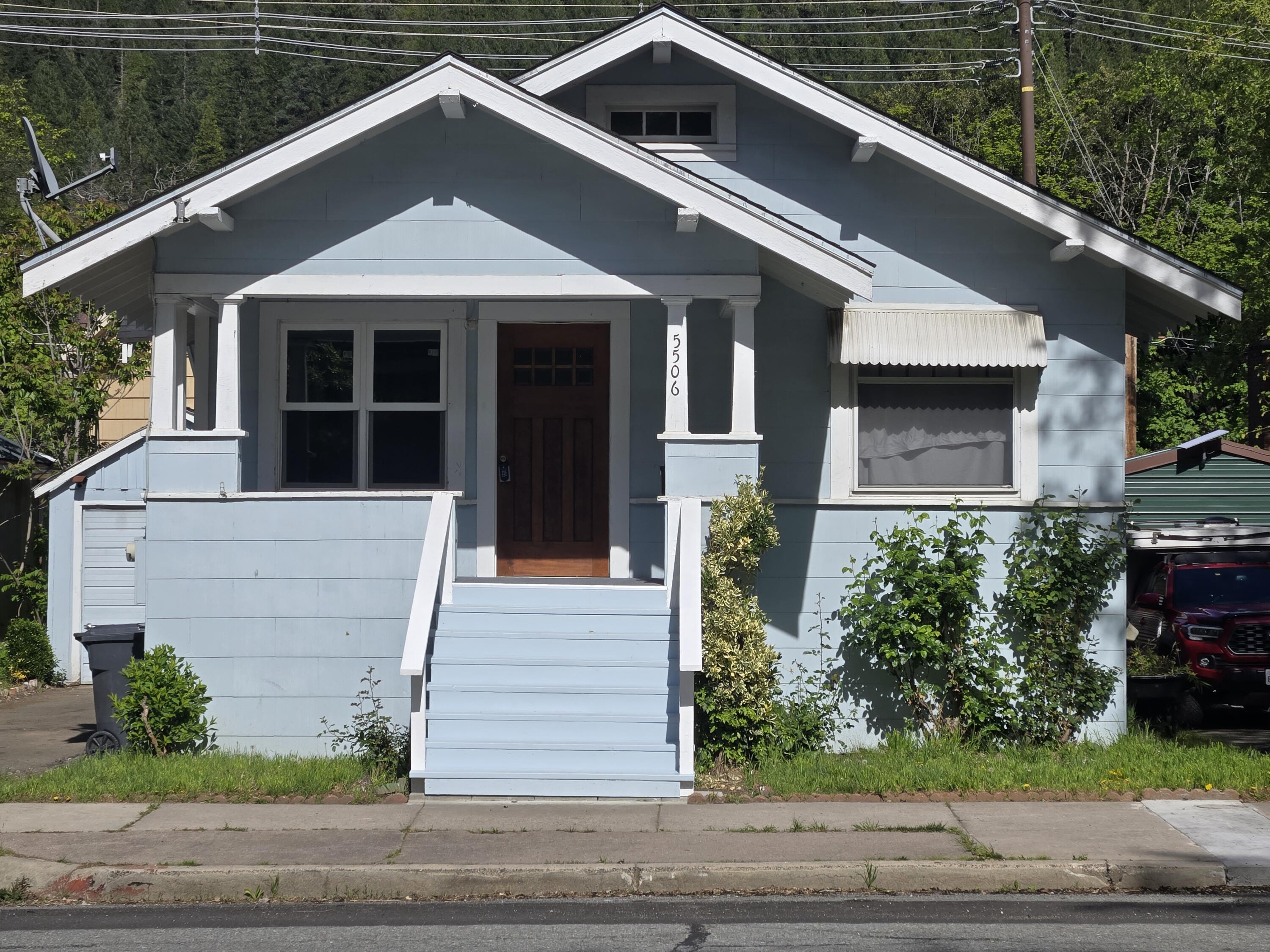 5506 Dunsmuir Avenue
