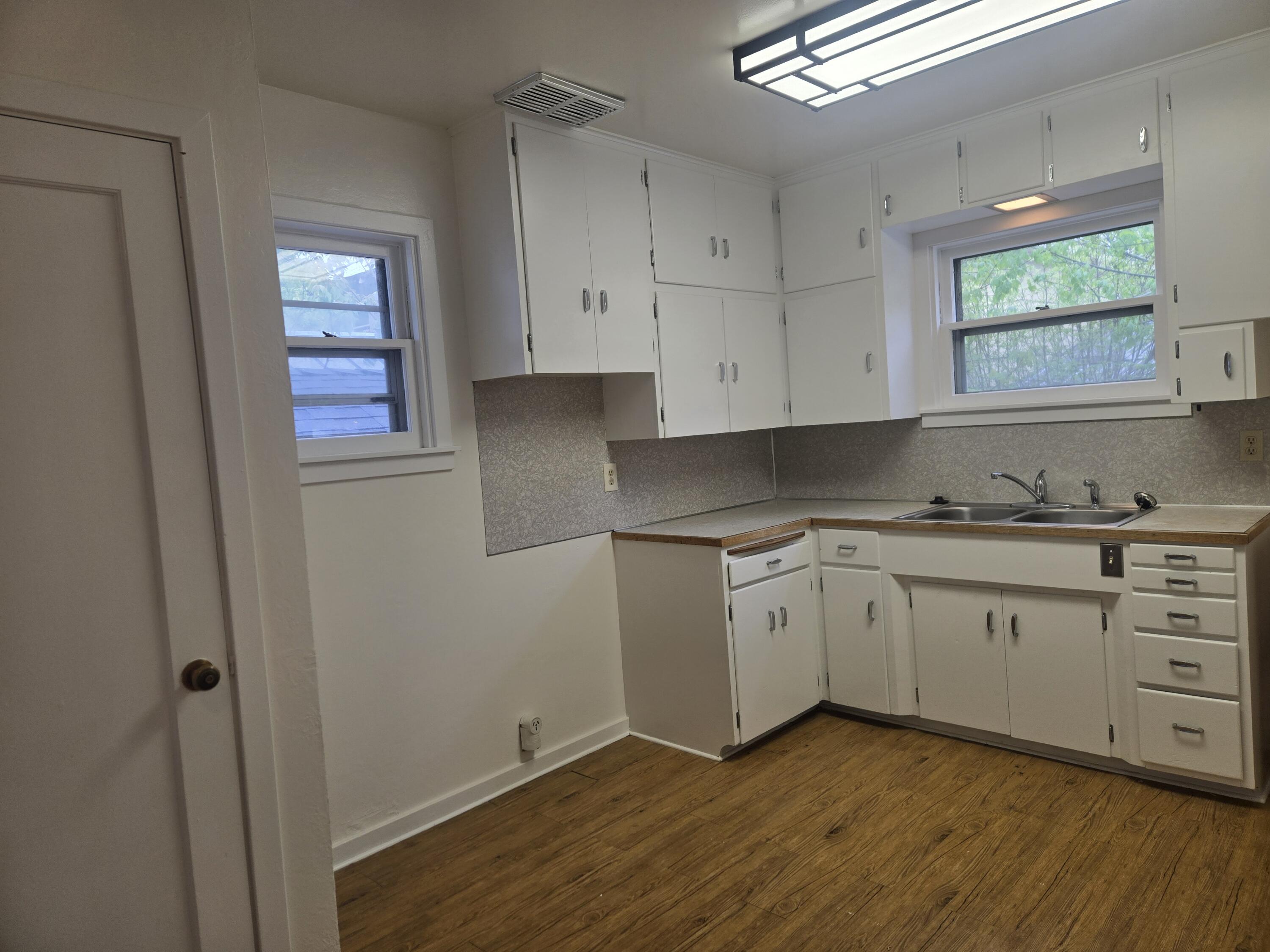 5506 Dunsmuir Avenue