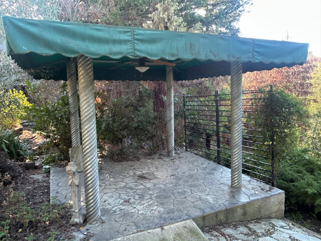 582 River Oaks Drive