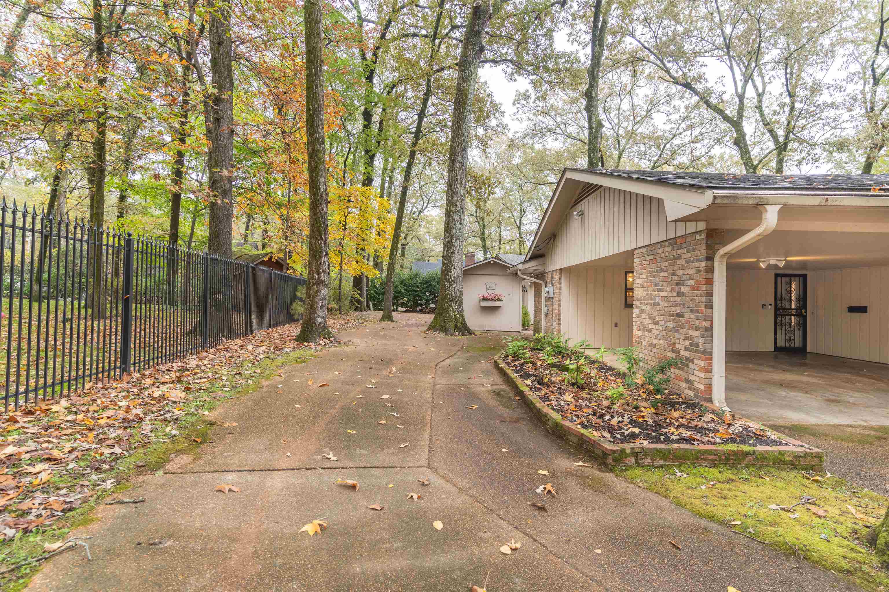 2226 LOCHLEVIN DR