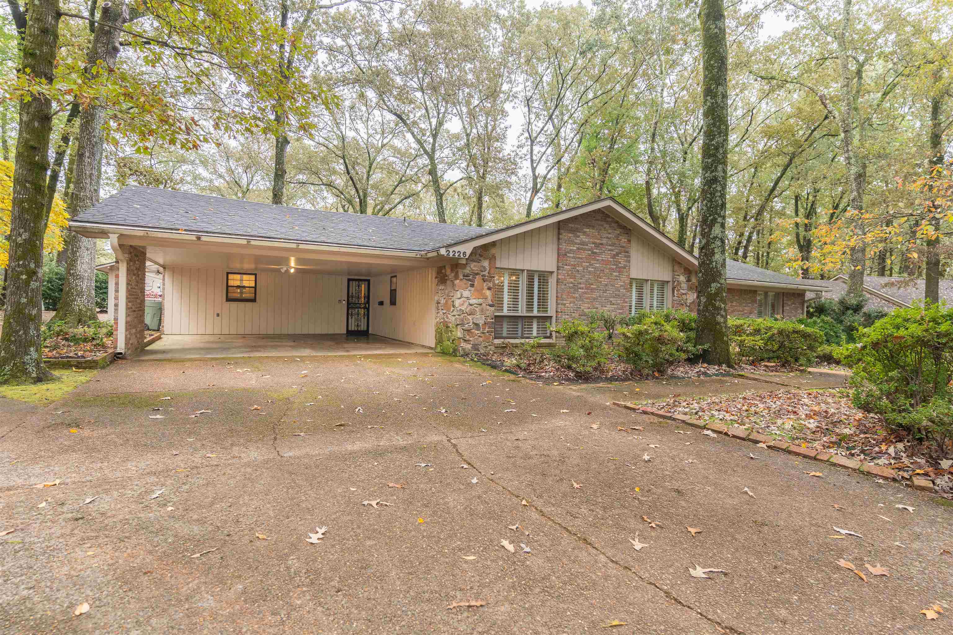 2226 LOCHLEVIN DR