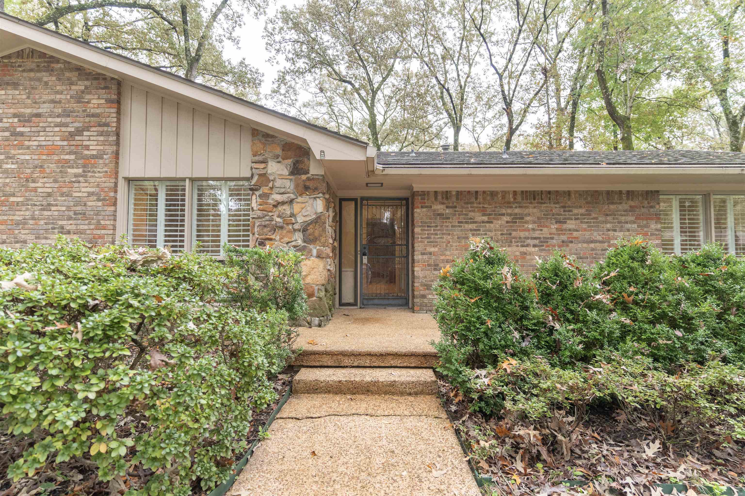 2226 LOCHLEVIN DR