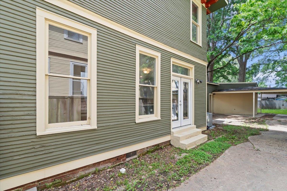 1682 LAWRENCE AVE