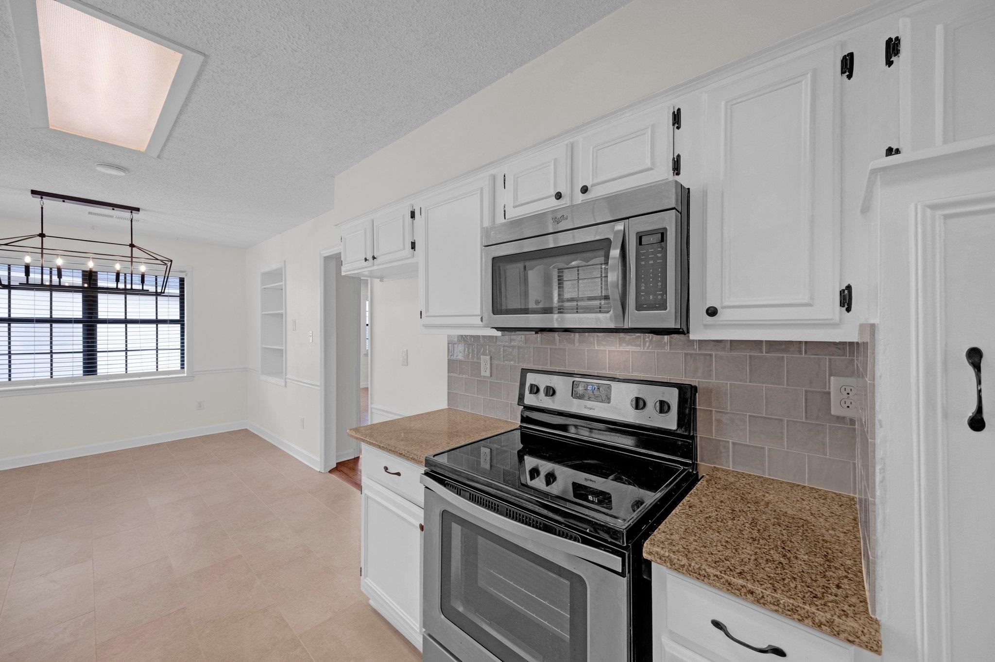 8025 ROCKY HOLLOW CV