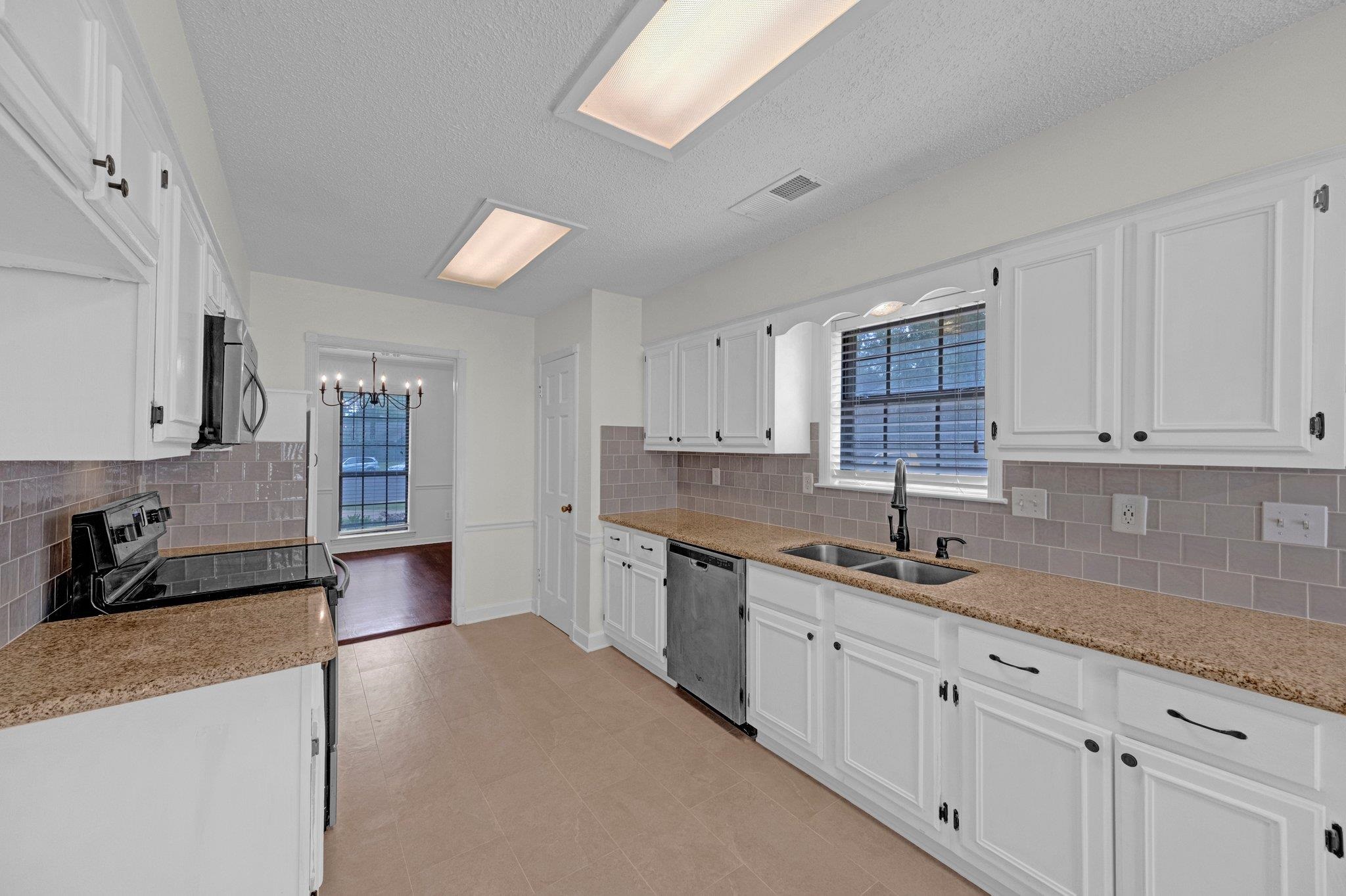 8025 ROCKY HOLLOW CV
