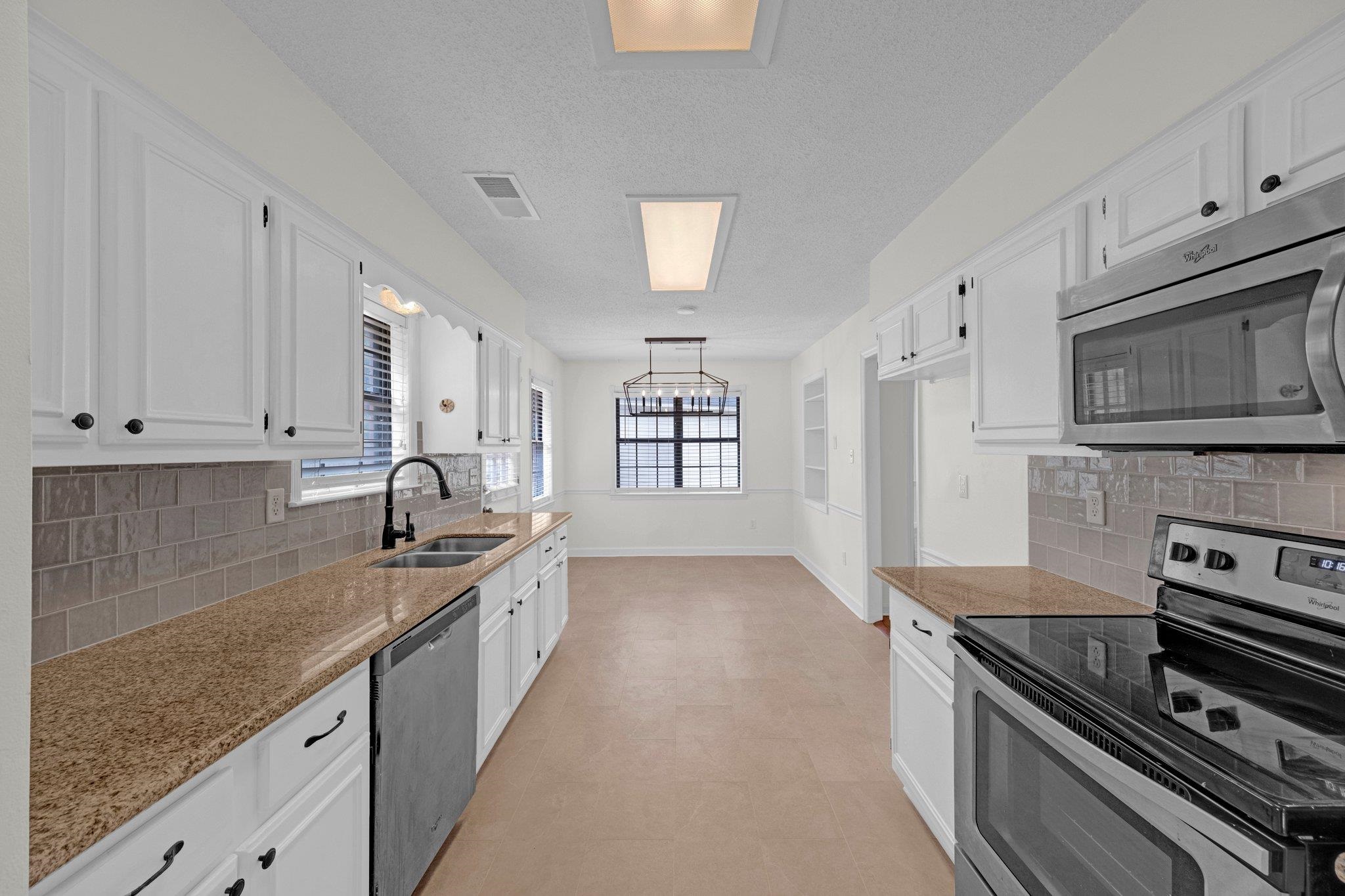 8025 ROCKY HOLLOW CV