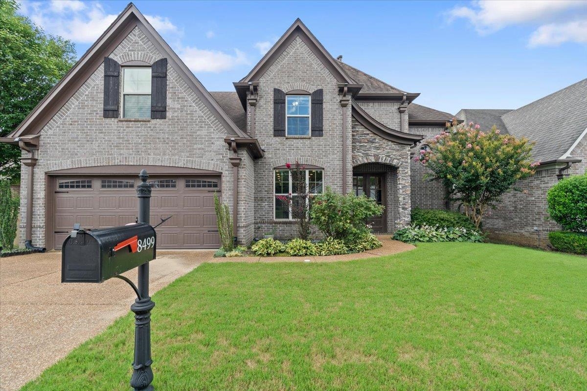 8499 WOODLAND GREEN CT