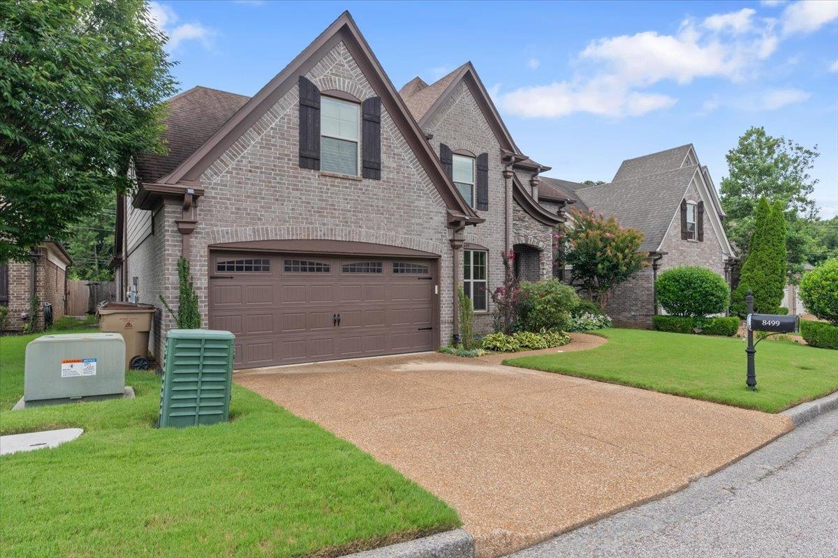 8499 WOODLAND GREEN CT