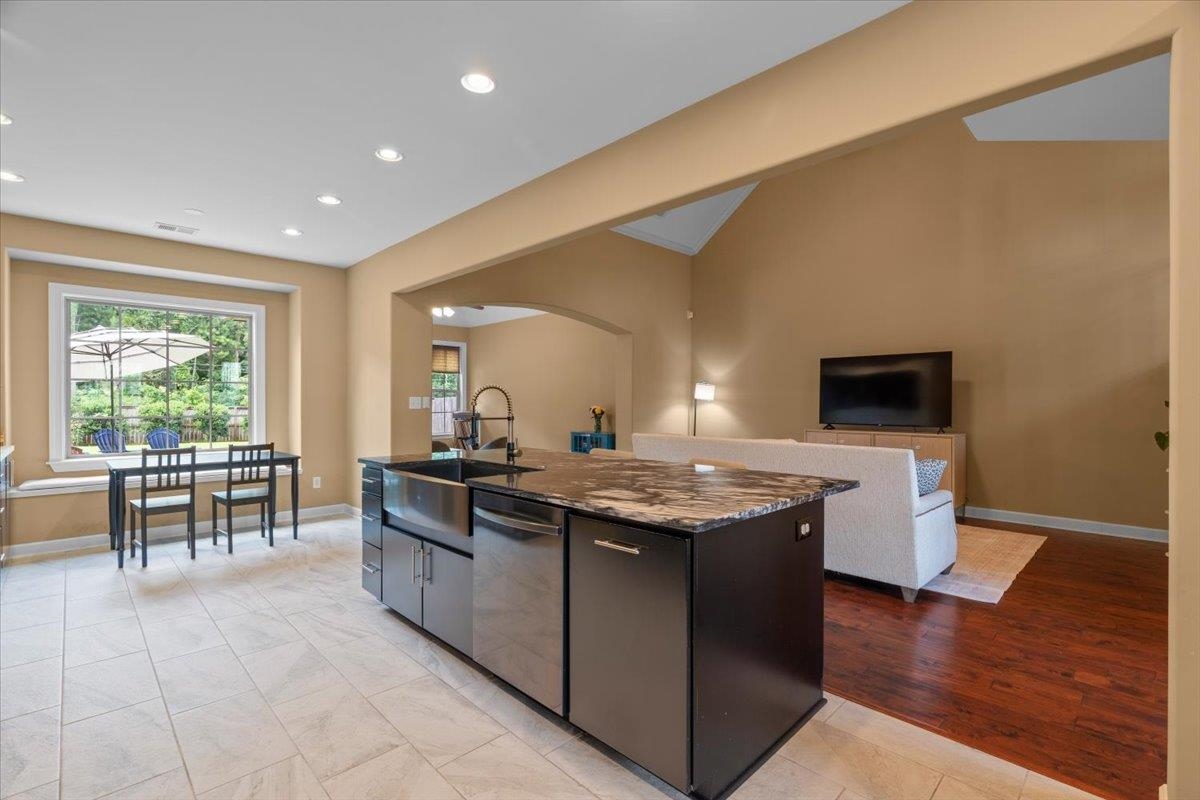 8499 WOODLAND GREEN CT