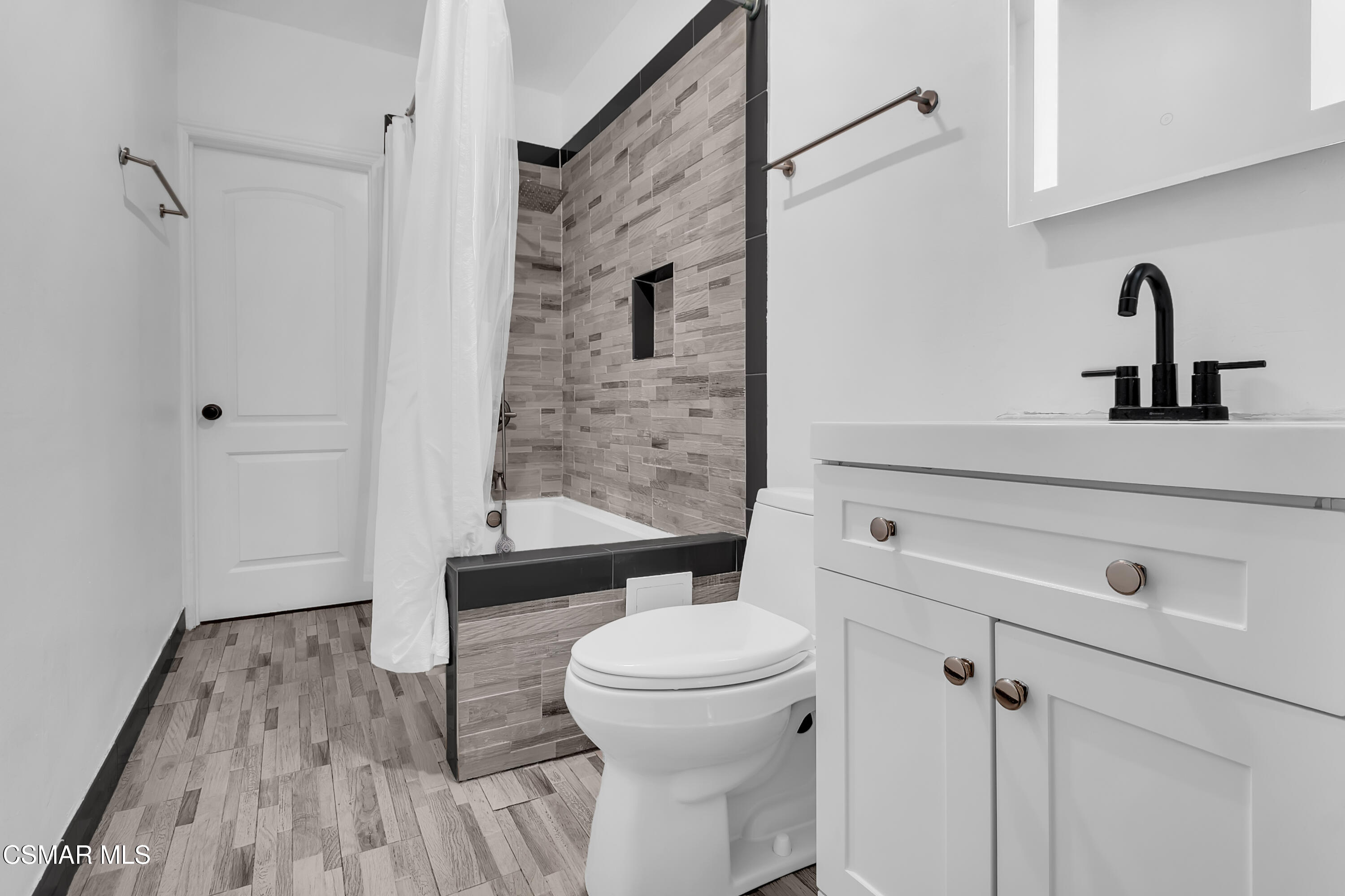 5847 S Wilton Place, 5849